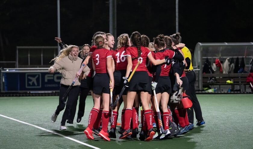 <p>Blijdschap om de winst in Den Haag, waar Dames 1 van Hisalis de tweede ronde van de Silver Cup won met 0-2. | Foto: Auke Hoekstra</p>