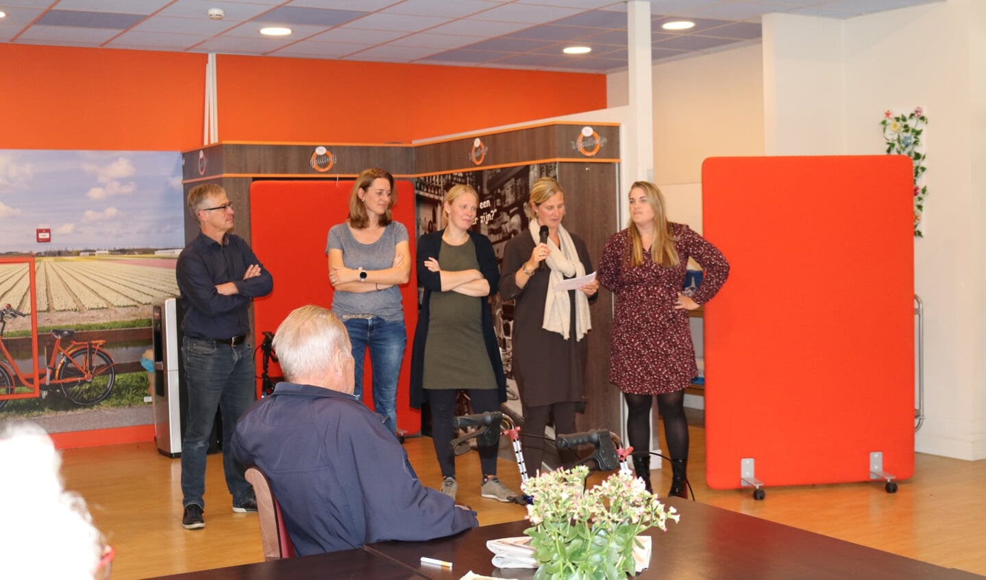 Een delegatie van de Stichting Berkhout voor Jong en Oud, bestaande uit de buurtmoeders en -vaders Ruth, Kim, Janneke, Sandra, Egon en Gert.
