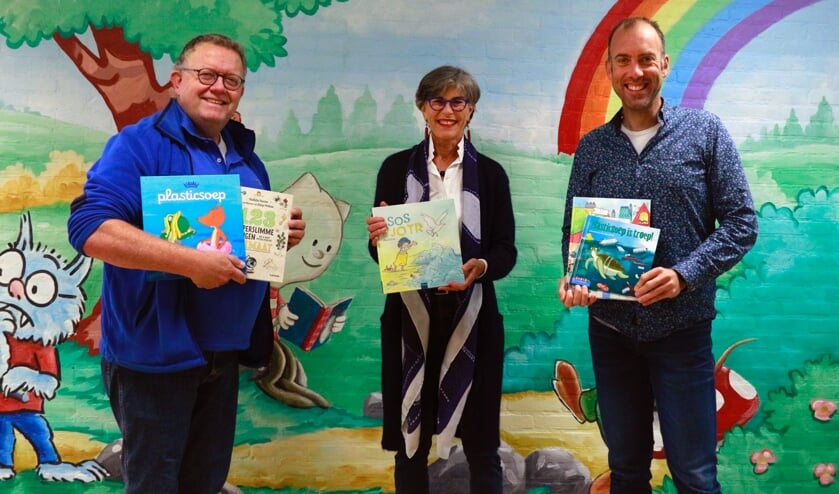 Rob de Mooij (adviseur duurzaamheid gemeente Teylingen), Heleen Hooij (wethouder Duurzaamheid), Jeroen Stout (directeur basisschool De Achtbaan).