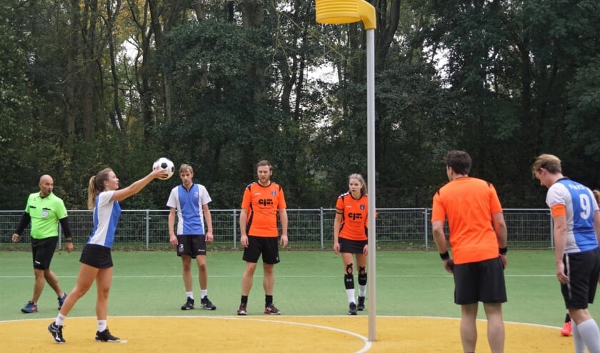 Sanne Heemskerk legt aan voor 1 van haar 2 scores.