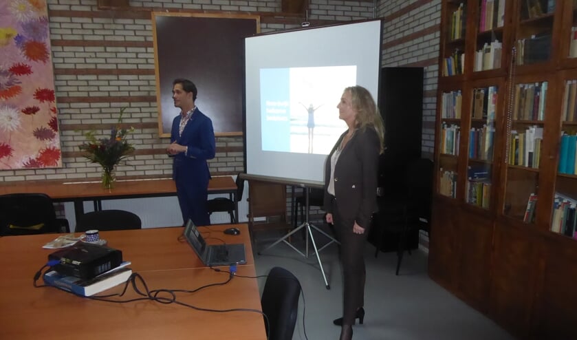 <p>Wethouder Ter Hark en Quirine Kamphuisen van Noordwijk Marketing bij de lancering van de nieuwe website. | Foto: Ina Verblaauw</p>