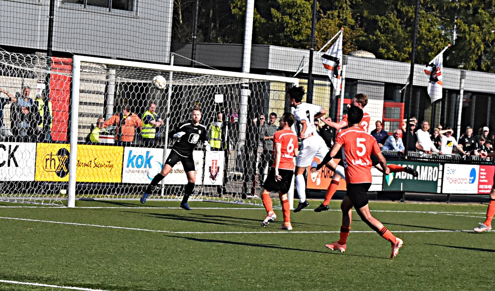 Maarten Reyneveld (9)  kan niet bij de bal om de score te openen. |Foto: Piet van Kampen