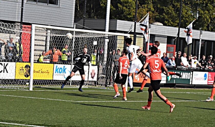 Maarten Reyneveld (9) kan niet bij de bal om de score te openen. |Foto: Piet van Kampen