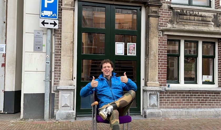 <p>Ook Jochem Meijer nam een stoel mee.</p>  