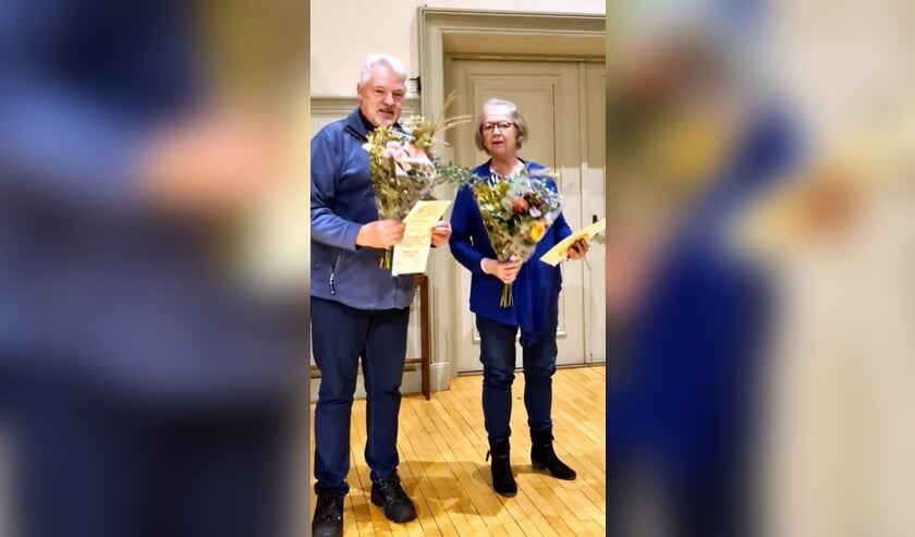 <p>Ceets van Grieken – van der Meij en Hans Roest hebben de erepenning van Warmelda gekregen bij hun afscheid. </p>