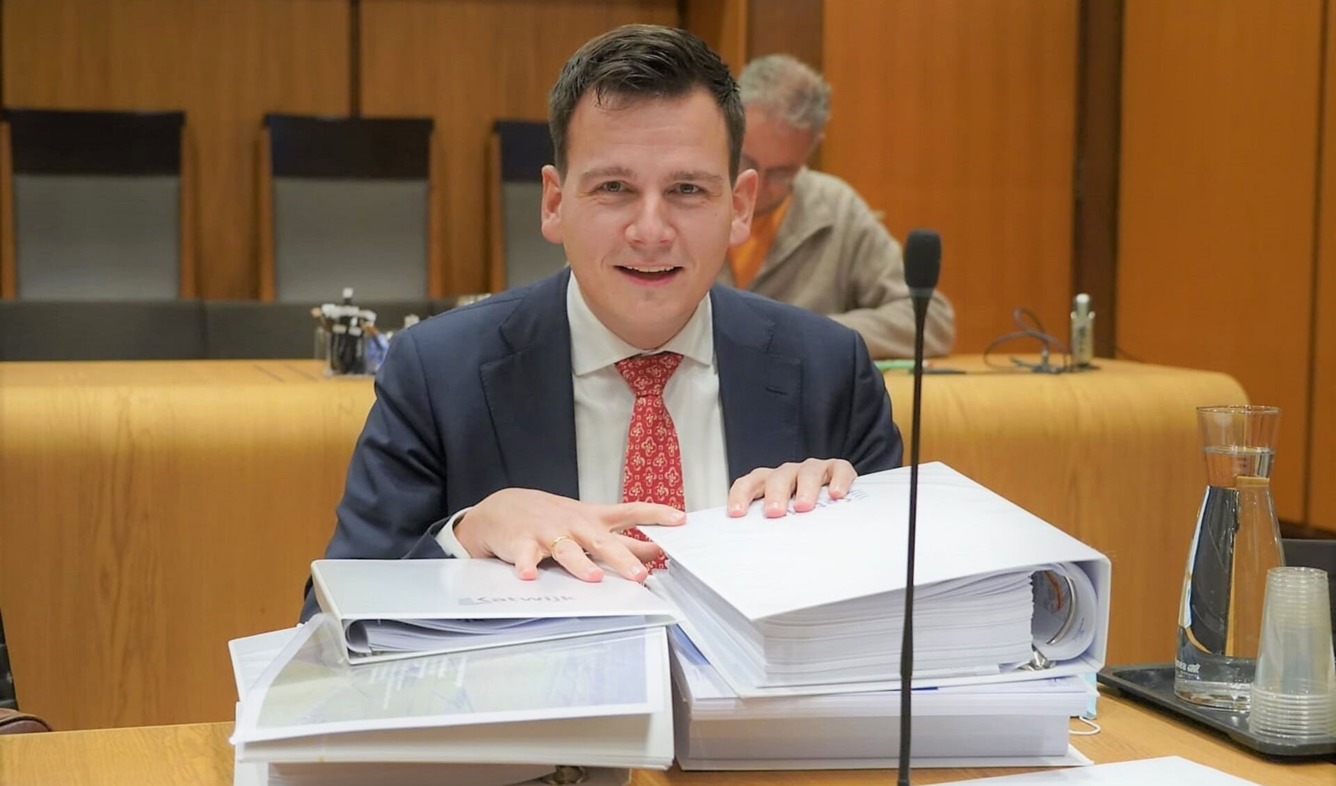 Wethouder Gerard Mostert met voor zich het dossier Valkenhorst. | Foto: Marc Wonnink
