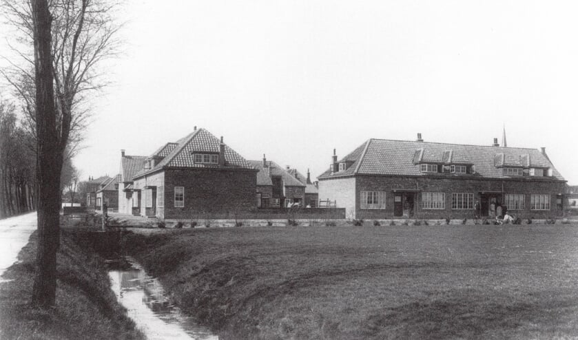 Van Leeuwenpark. Zijaanzicht naar het westen gezien vanaf de Hoogmadeseweg. Vermoedelijk 1916-1917