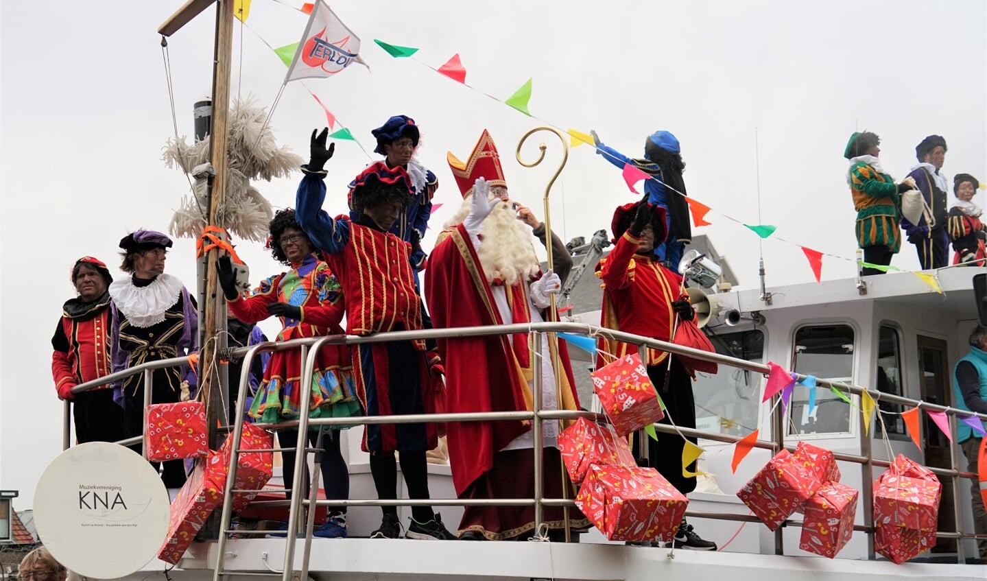 De aankomst van de pakjesboot in 2021, met Sinterklaas en zijn helpers op de voorplecht. | Archieffoto: C. v.d. Laan