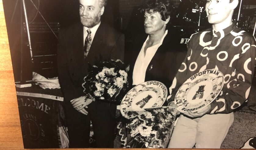 <p>Wim Glasbergen(li) reikt de prijzen uit van de sportverkiezing. </p>