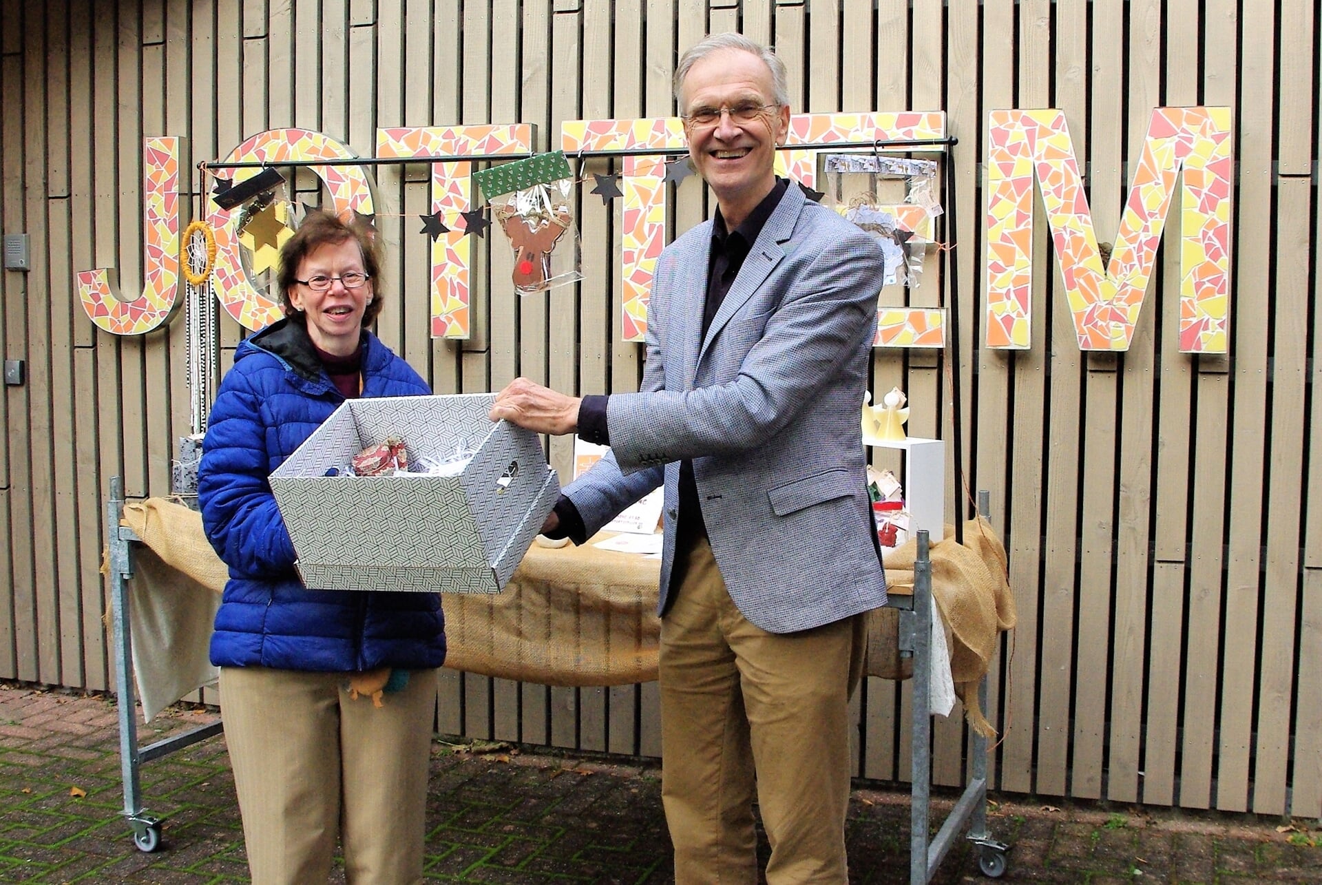 Op maandag 8 november ontving wethouder Nieuwenhuis uit handen van Mariëlla het eerste cadeaupakket voor mantelzorgers.