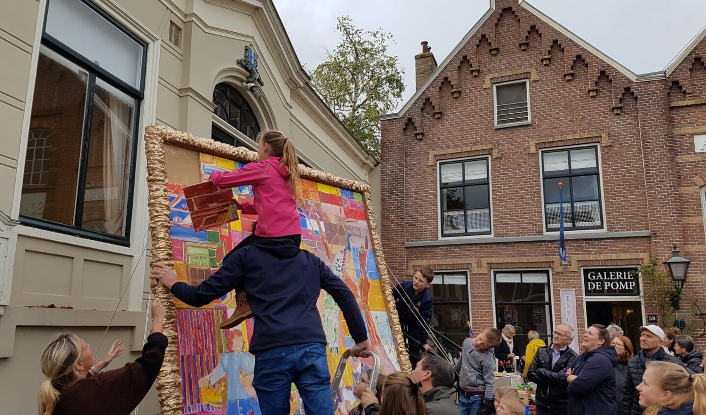 De opening van de Kunstweek 2019 op het pleintje bij de pomp.