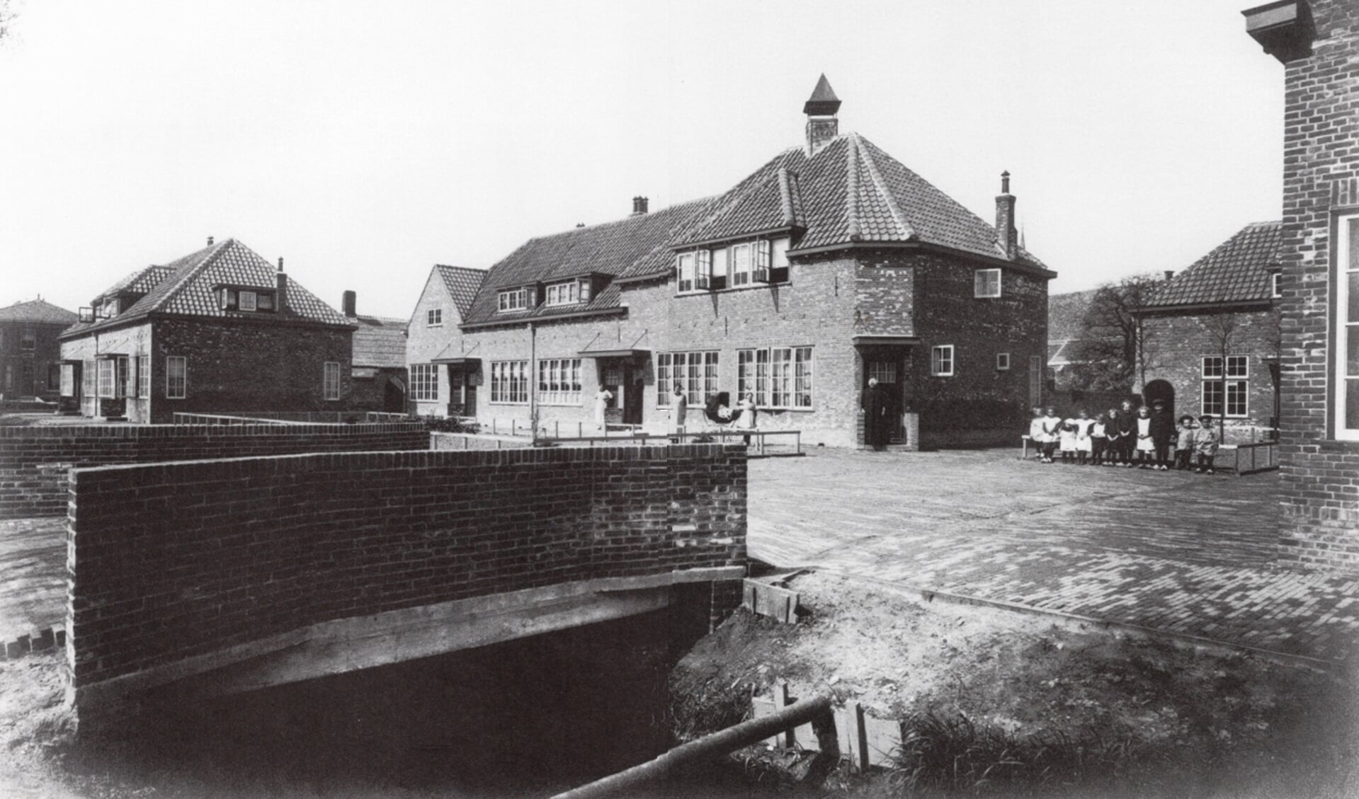 Van Leeuwenpark. Vooraanzicht vanaf de Hoogmadeseweg. Vermoedelijk 1916-1917.