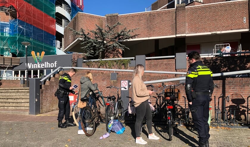 <p>De studenten vroegen mensen onder meer of ze een tweede slot gebruiken op hun fiets. | Foto: PR </p>