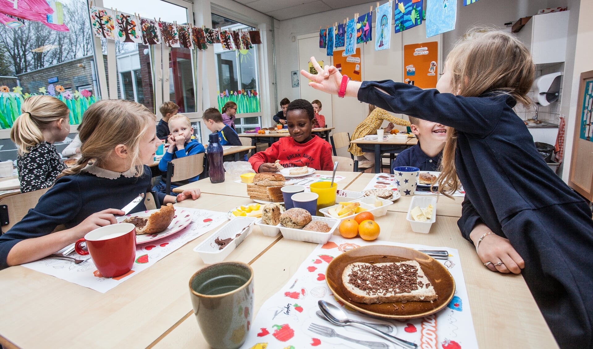 Kinderen uit groep 4 geniet van hun ontbijt op school. | Foto: Adrie van Duijvenvoorde