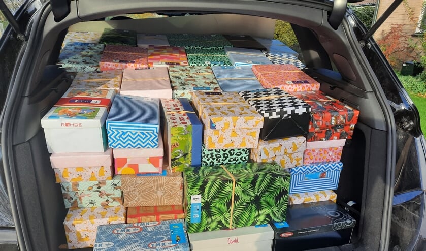 Een auto volgeladen met feestelijke schoenendozen vol verrassingen.