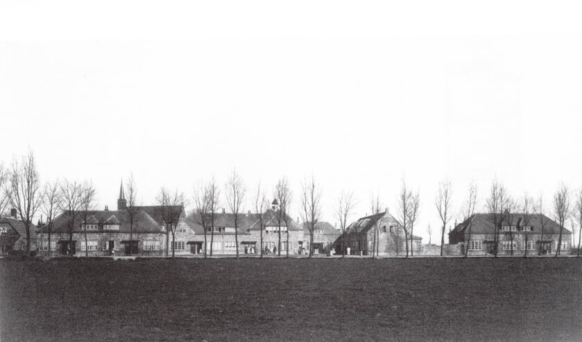 Van Leeuwenpark. Vooraanzicht vanaf de latere Koningstraat. Op de voorgrond de Hoogmadeseweg en in het verschiet de Dorpskerk. Vermoedelijk 1916-1917