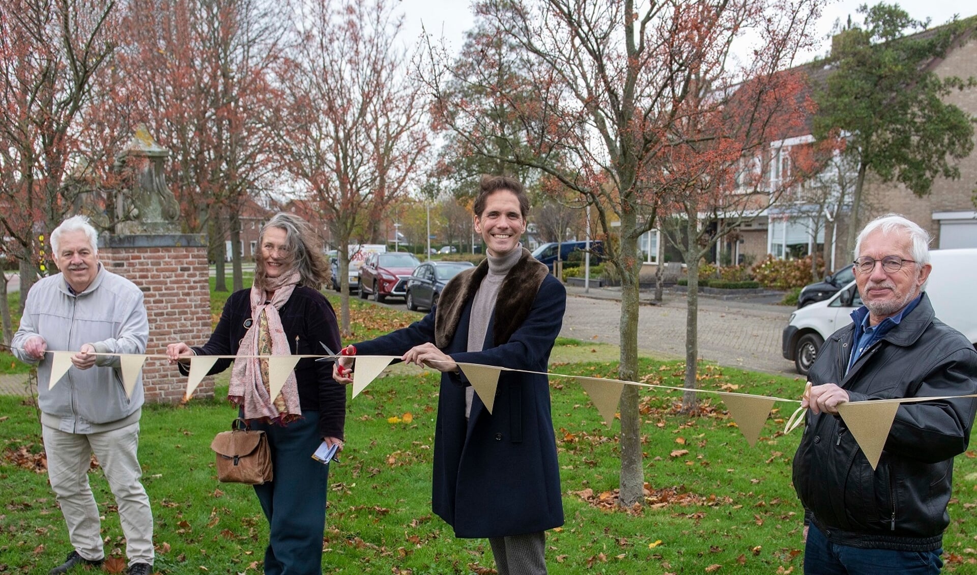 Wethouder Roberto ter Hark verrichtte de openingshandeling samen met Hester van Dapperen (kunstenares), Abe Bader (NoVaTo) en Theo van Gijlswijk (Oud De Zilck). 