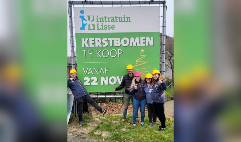 <p>Al is de Intratuin nog niet geopend, er zijn sinds deze week wel kerstbomen te koop en een beperkt assortiment decoratiemateriaal.</p>