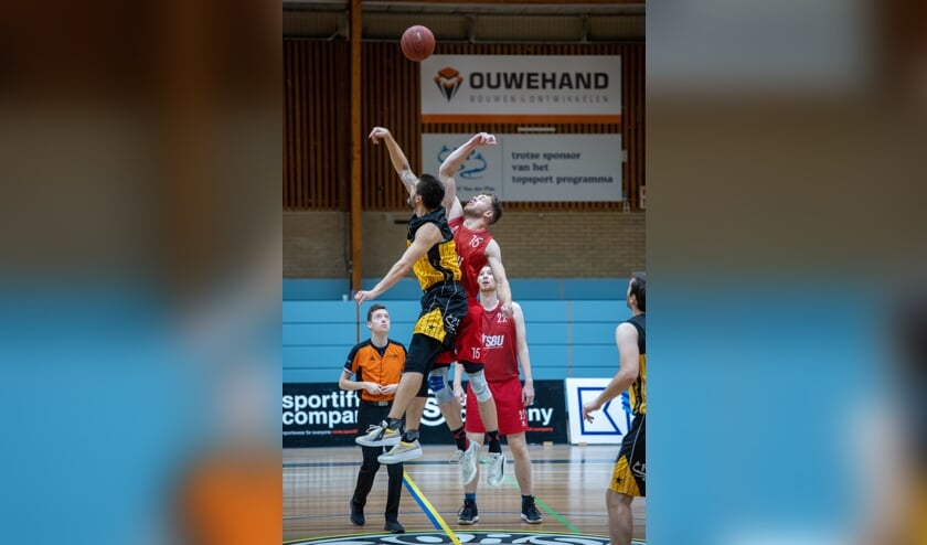 Daniël Rutten sterk bij de tip off en onder het bord met 16 rebounds.