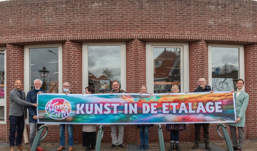 <p>Thomas Steenvoorden (l) en Roberto ter Hark (r) met initiatiefnemers en kunstenaars. | </p>