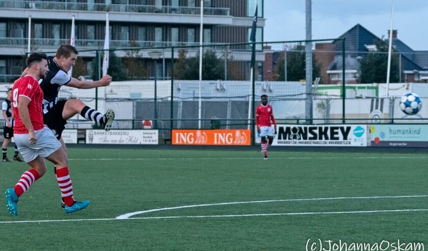Mark Turk haalt uit en zet SJC nog voor rust op een 2-1 voorsprong. | Foto: Johanna Oskam