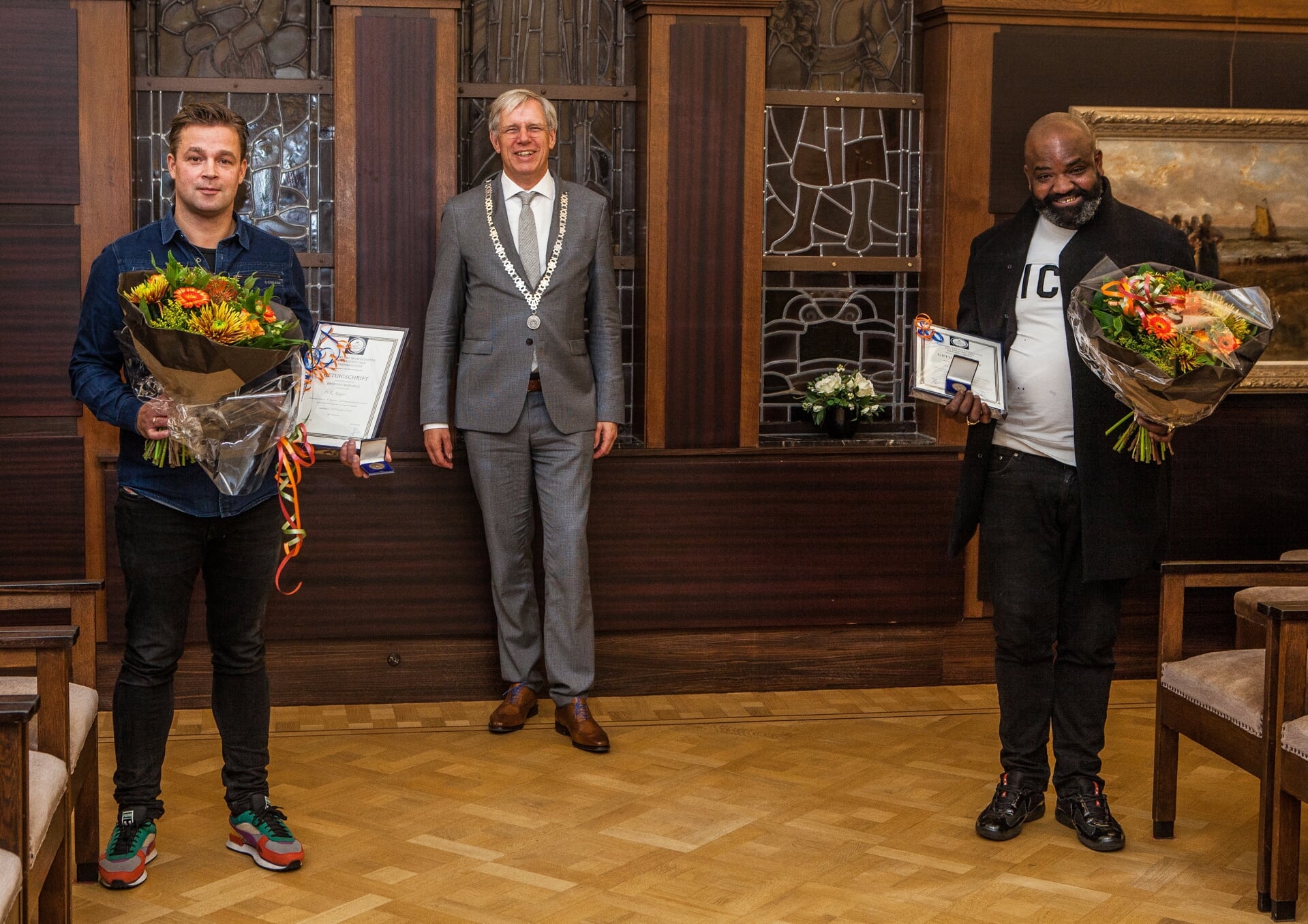 Dank voor de redders. Links Daan Krijger, midden burgemeester Visser van Katwijk en rechts Maikel Ricardo Moentadj. | Foto A. van Dijvenvoorde.  