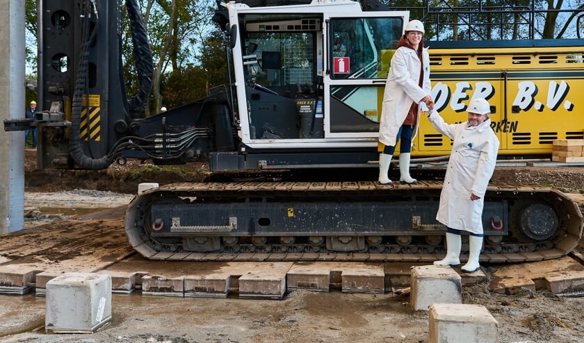 Iefke van Belkum en Paul Dirksen hebben net de symbolische eerste paal geslagen. | Foto: PR
