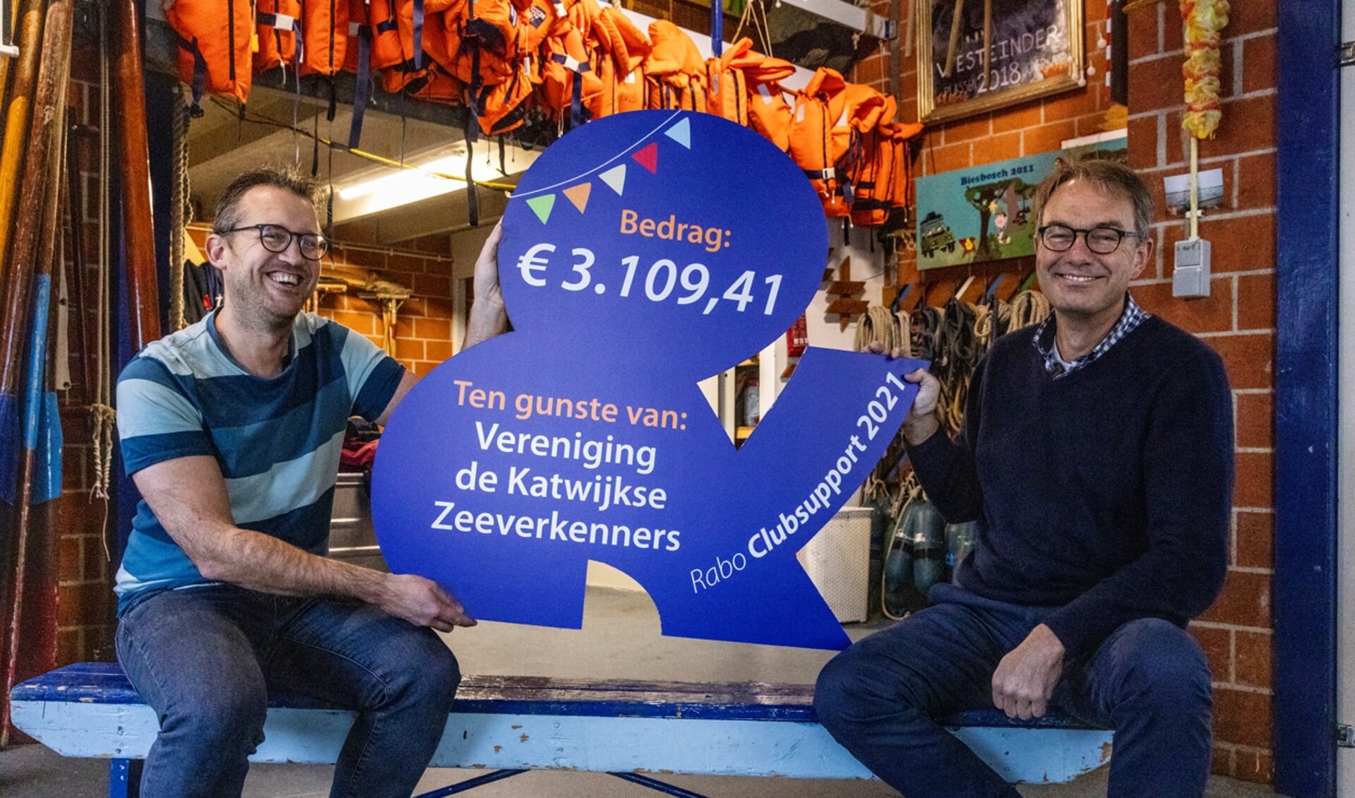De Katwijkse Zeeverkenners ontvingen geld voor een nieuwe praam. | Foto: PR