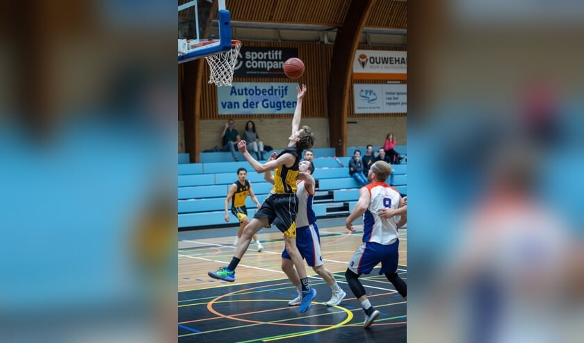Joost Blangé legt aan op de basket. | Foto: Wim Kulk
