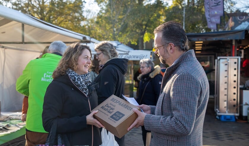 <p>Wethouder Jacco Knape overhandigt een energiebespaarbox. | Foto: Farman Fotografie</p>