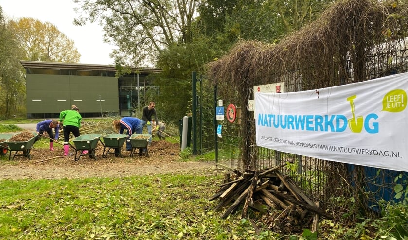 <p>Kruiwagens vol houtsnippers zijn verspreid over de paden in de natuurspeeltuin. </p>