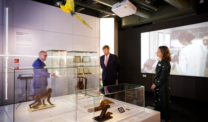 <p>Koning Willem Alexander krijgt een rondleiding tijdens de opening.&nbsp;</p>  