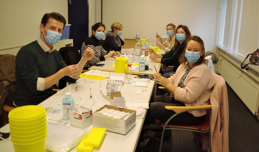 <p>Het team van Apotheek Beker werkte als een geoliede machine. | Foto Willemien Timmers</p>