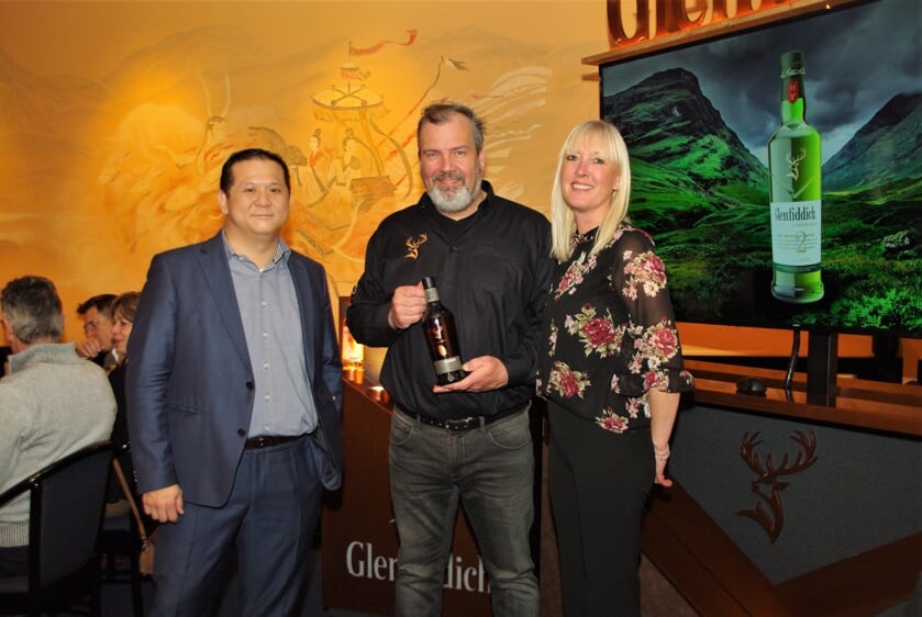<p>Ka Lun Ip, Tony van Rooijen en rayonmanager Hedwig van Leersum. |</p>