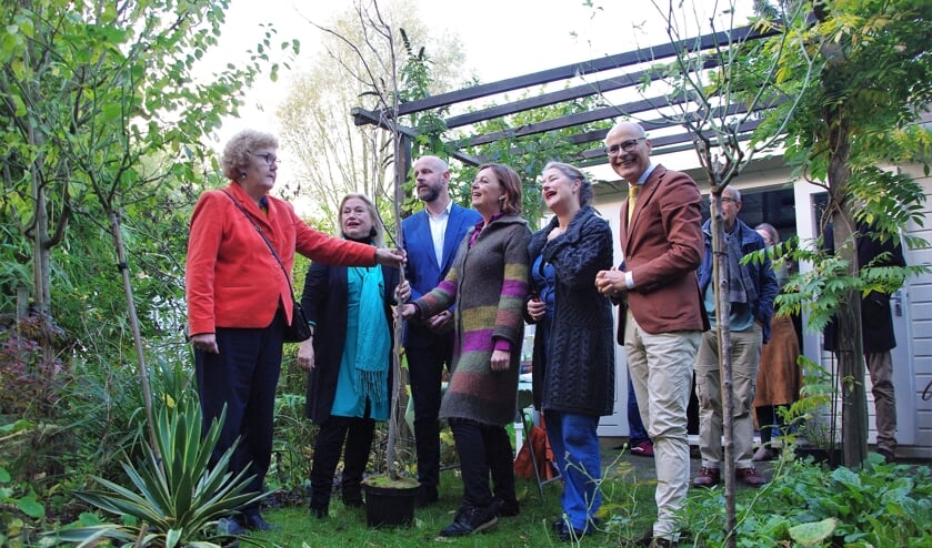 <p>Een heel gezelschap rond ‘de spriet’, zoals de tuinders de ent van de tulpenboom hebben gedoopt. | Foto W. Timmers</p>