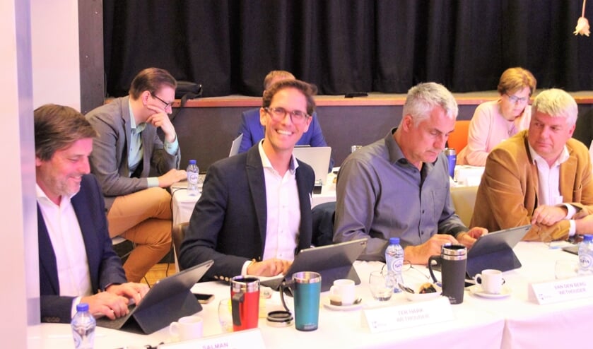 <p>Het college en met name wethouder financiën Roberto ter Hark kregen van de coalitie alle lof toegezwaaid.</p>