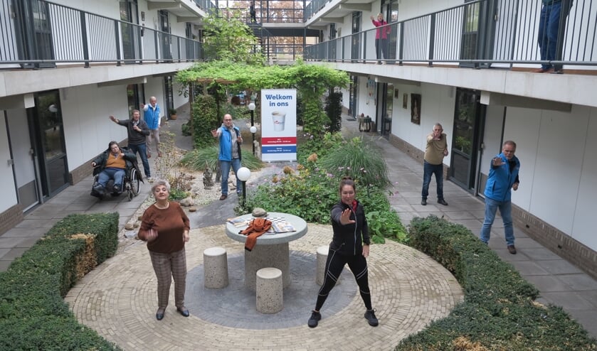 <p>Vorige week woensdagochtend werd er aan de Bloemendaalselaan nog enthousiast meegedaan met het balkonbewegen.</p>