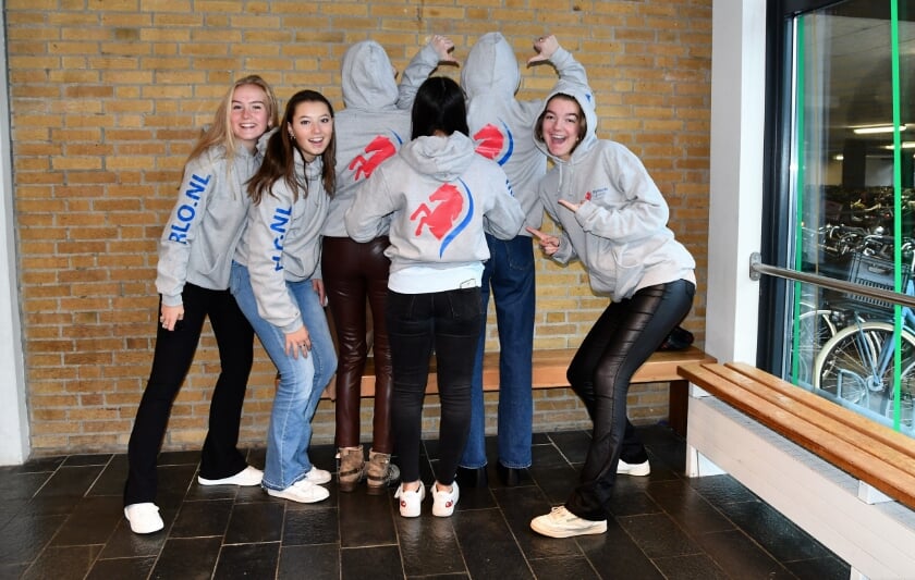 <p>De leerlingen van Rijnlands Lyceum Oegstgeest werden verrast met een hoodie met het nieuwe logo. | Foto PR</p>
