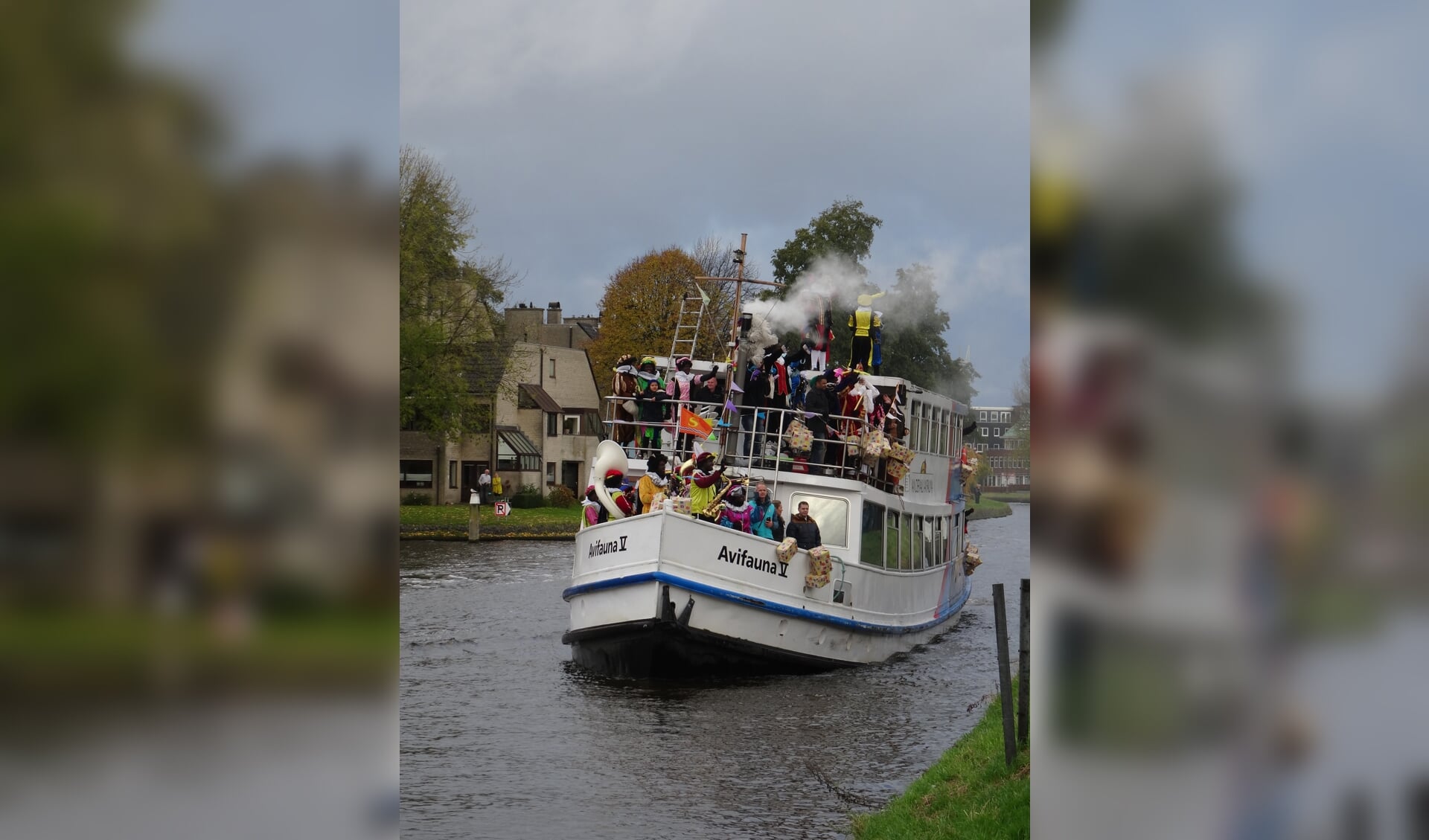 Ieder jaar komt de pakjesboot naar Leiderdorp via de Oude Rijn.