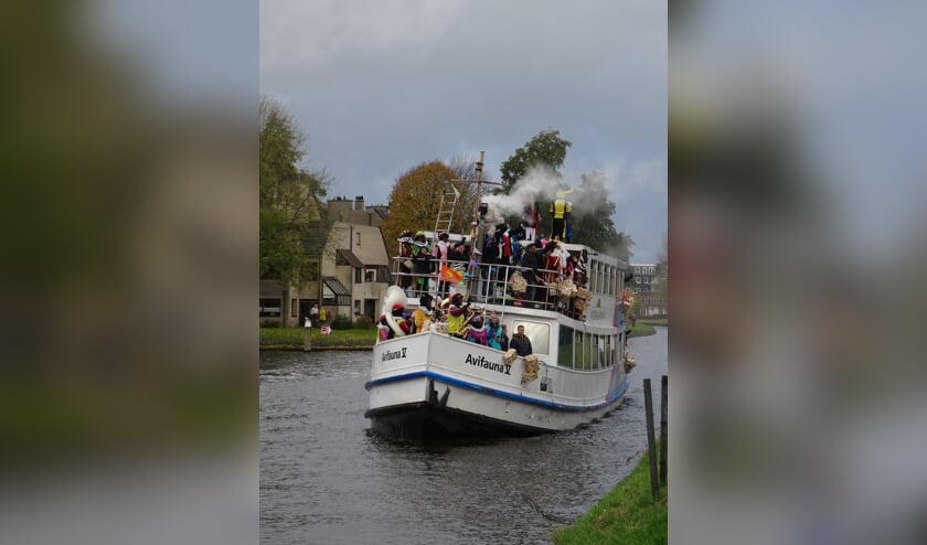 <p>Ieder jaar komt de pakjesboot naar Leiderdorp via de Oude Rijn.</p>  