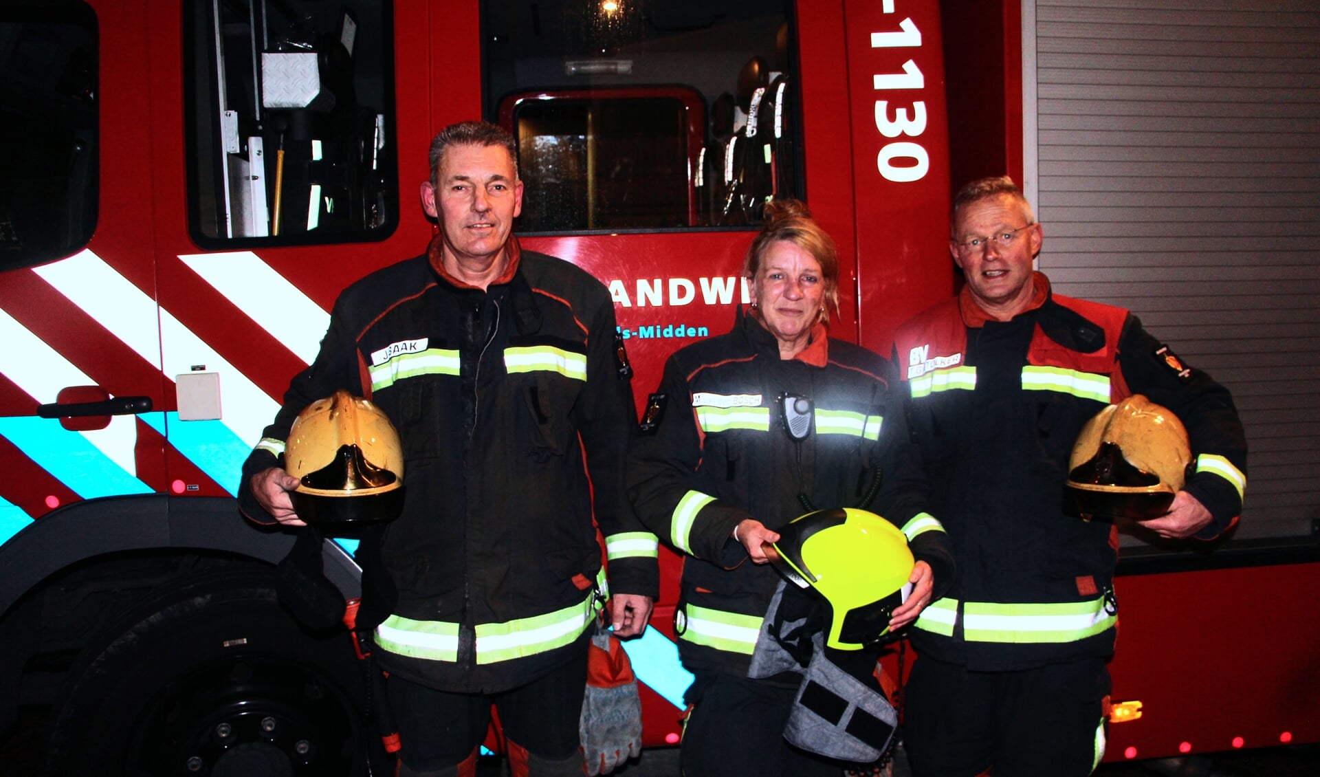 De drie afzwaaiende brandweerlieden mochten hun familie 'redden'.