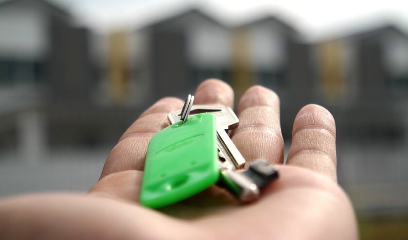 <p>Wie een nieuwbouwhuis koopt, dient er zelf te gaan wonen en mag het niet in korte tijd met grote winst weer verkopen. Dat is wat de maatregelen zelfbewoningsplicht en antispeculatiebeding inhouden.</p>