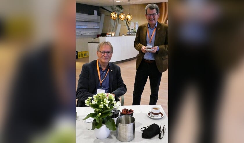 Aad van der Hout en Piet Vellekoop na hun onderscheiding. | Foto: F. Noort