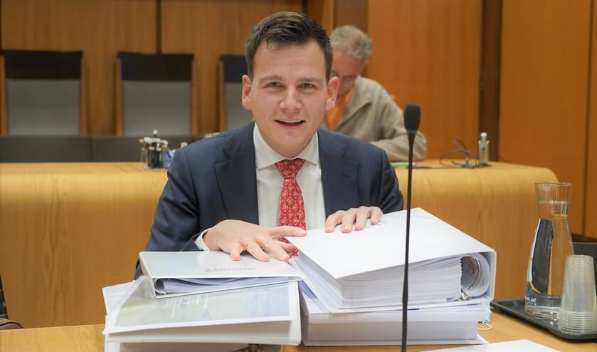 Wethouder Gerard Mostert met voor zich het dossier Valkenhorst. | Foto: Marc Wonnink  