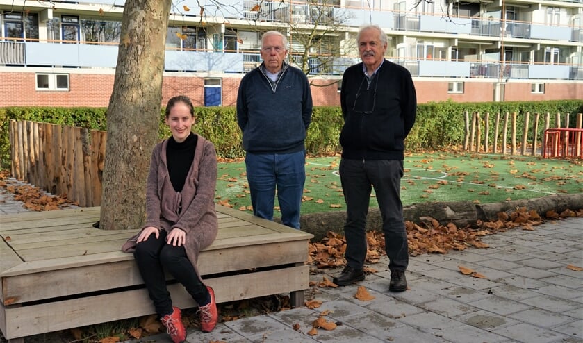 <p>Cultuurcoach Anne-Pauline van der A met Bob Reidsma (midden) en Emil Broesterhuizen van het Cultuurplatform Leiderdorp.</p>