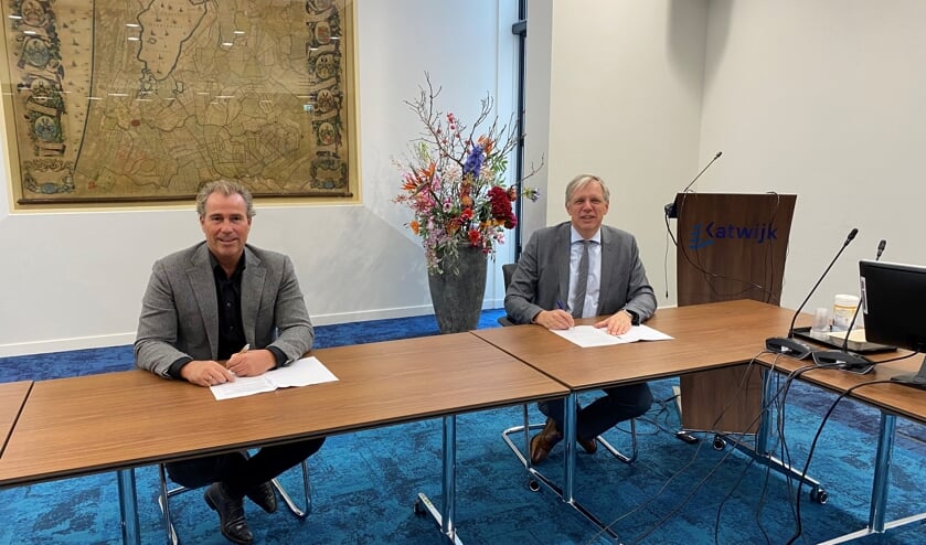<p>Directeur Dirk Bouman en burgemeester Visser bij de ondertekening. | Foto: Mark Wonnink</p>  