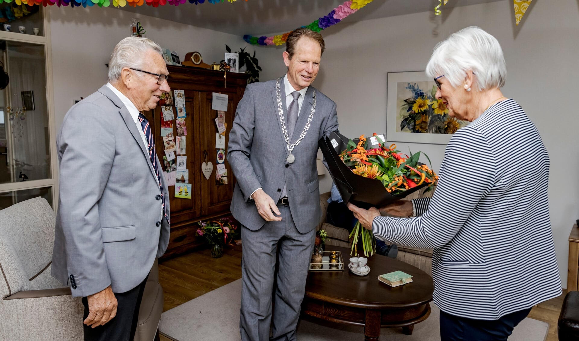 Met lege handen komt de burgemeester niet aan: uiteraard zijn er bloemen! | Foto: PR