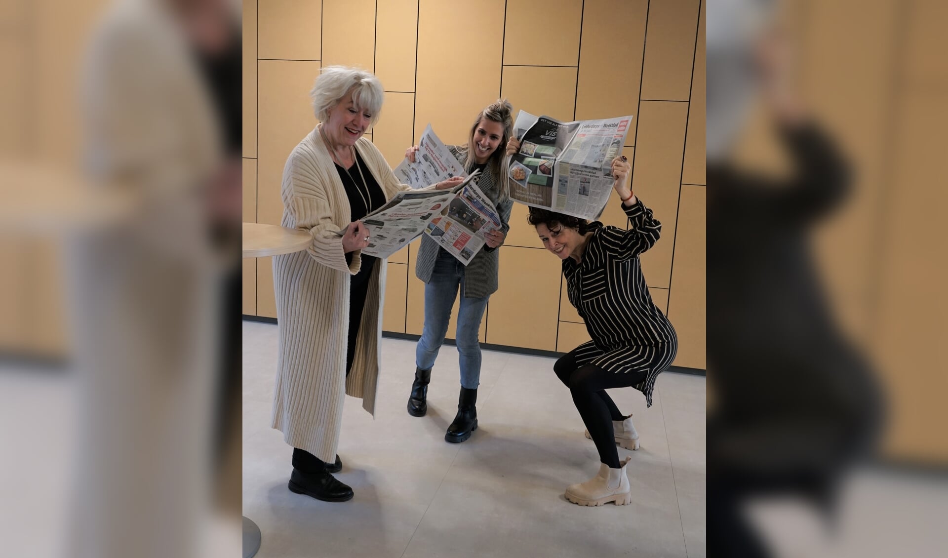 V.l.n.r. Heléne Kok, Floor van Egmond en Giselle Joosten geven een voorproefje van de lol die je kan hebben bij het beleven van de krant. 