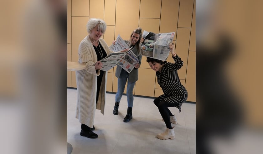 V.l.n.r. Heléne Kok, Floor van Egmond en Giselle Joosten geven een voorproefje van de lol die je kan hebben bij het beleven van de krant.