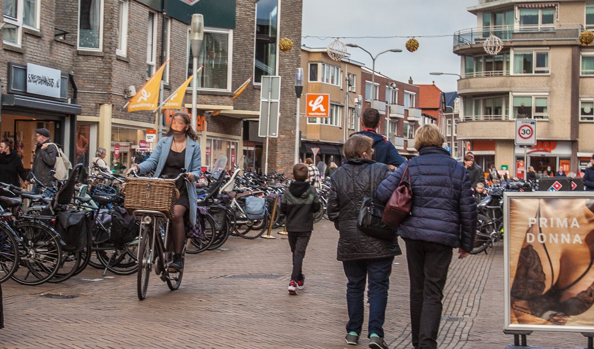 Veel bewoners en bezoekers vinden fietsers in de winkelstraten van Katwijk aan Zee hinderlijk. | Foto: Adrie van Duijvenvoorde
